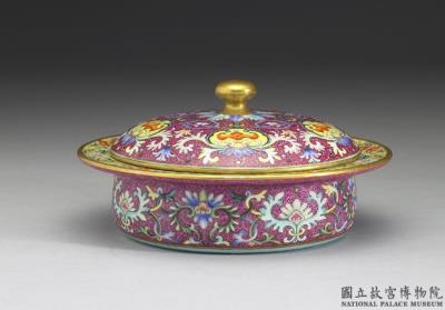 图片[2]-Lidded spittoon in yang-ts’ai enamels with incised pattern of flower brocade 1741 (Ch’ien-lung reign)-China Archive